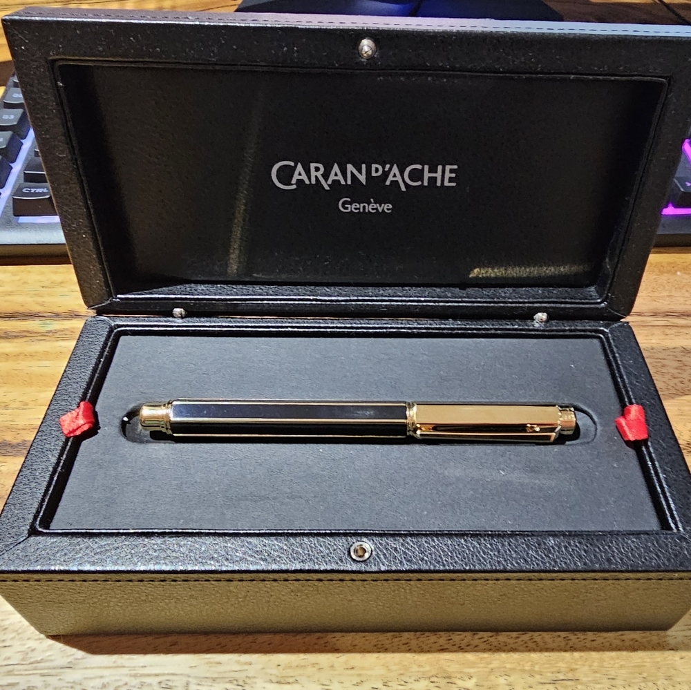 Caran d'Ache Varius China Black gold plated fountain pen